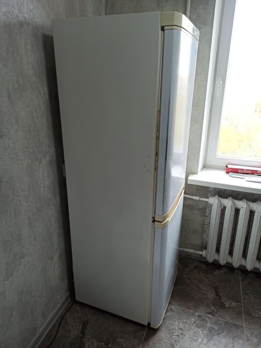 Холодильник двухкамерный Samsung - No Frost.