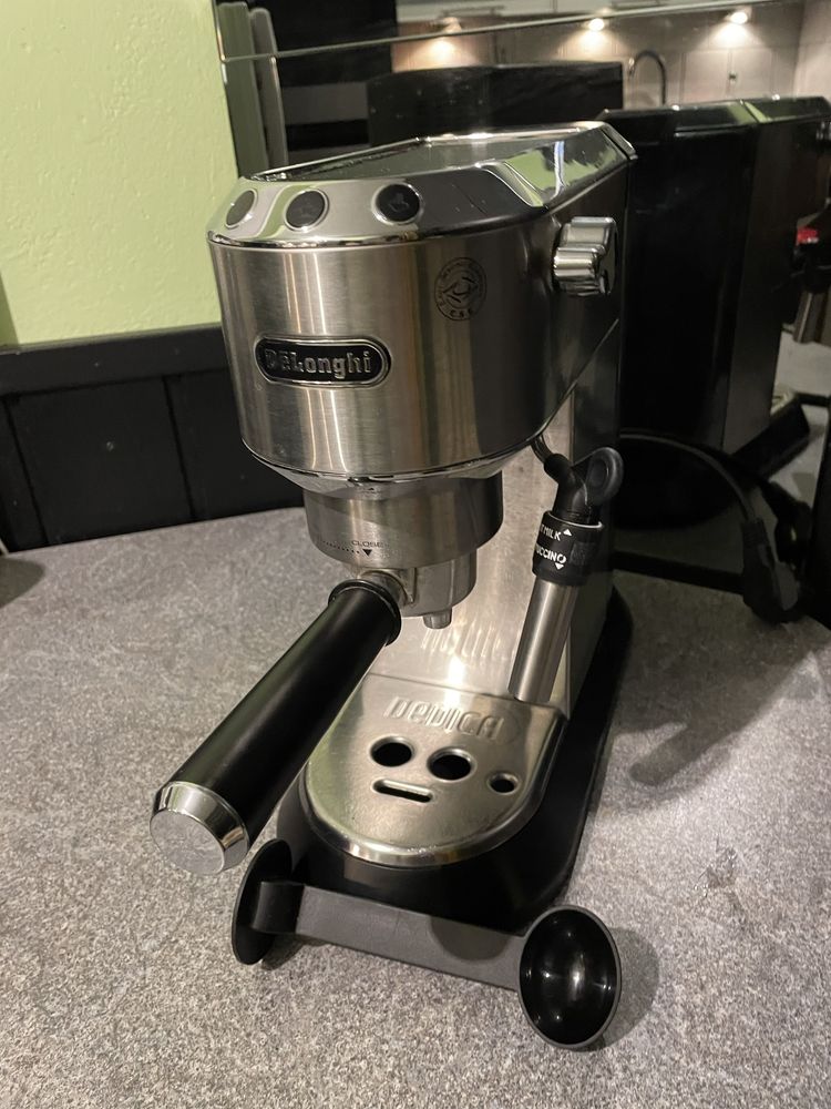 Ekspres DELONGHI Dedica Style EC685.W