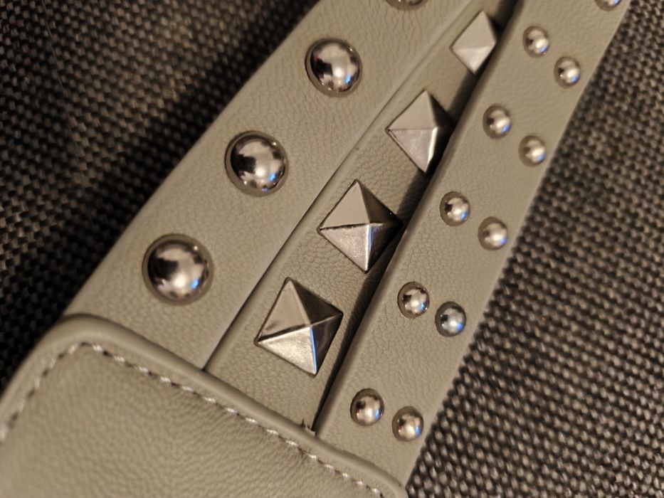 Pasek damski z metalowymi elementami