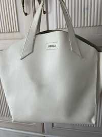 Продам белую сумку женскую  фирмы» FURLA»