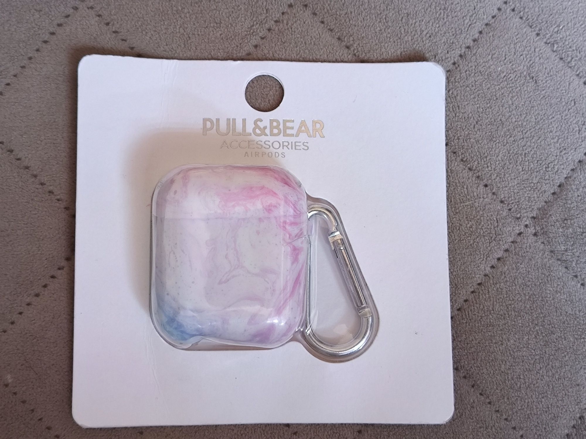 Etui na słuchawki Airpods.