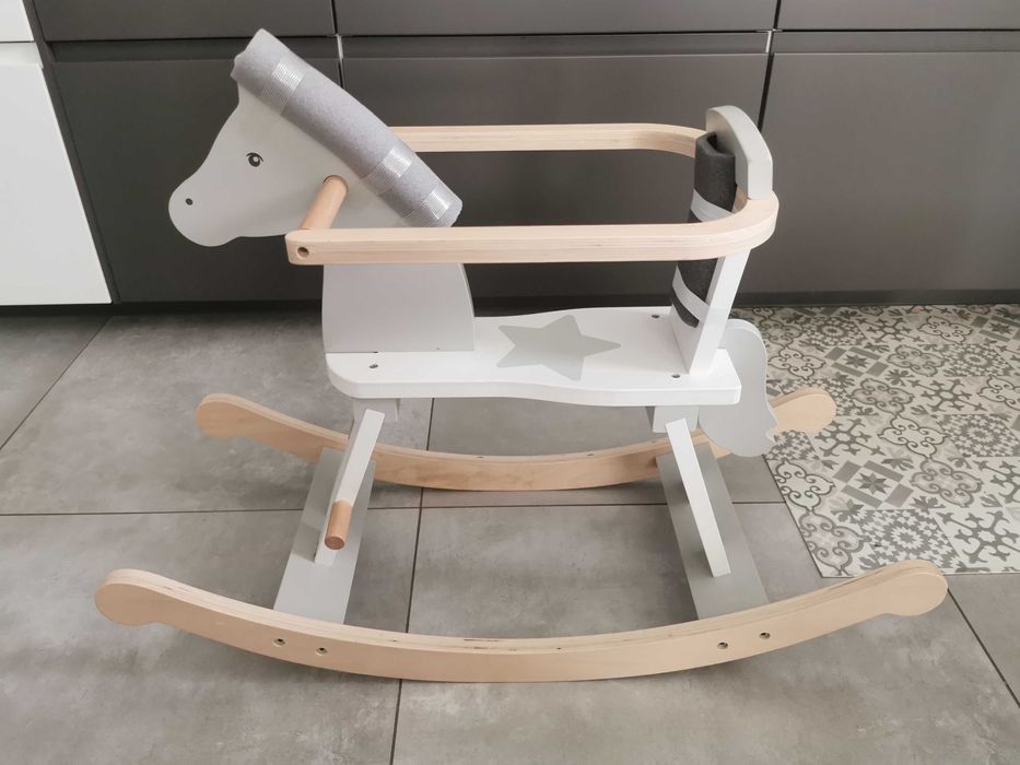 Drewniany konik na biegunach firm Goki, stan bardzo dobry.