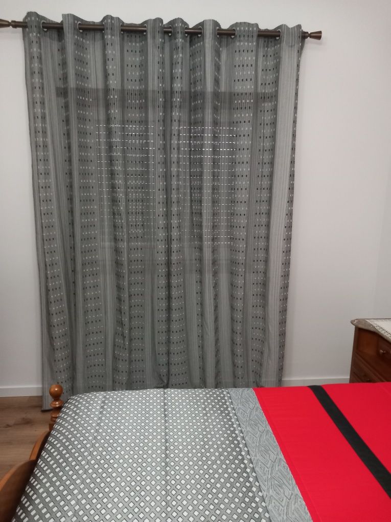 Coberta, almofadas e cortinados