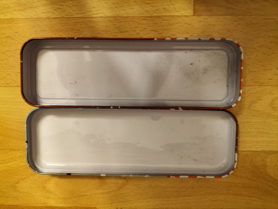 Metalowy piórnik Samoloty z linijką, temperówką i klipsem