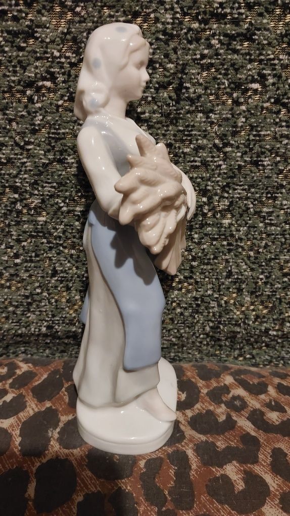 Статуетка деушка со снопом
