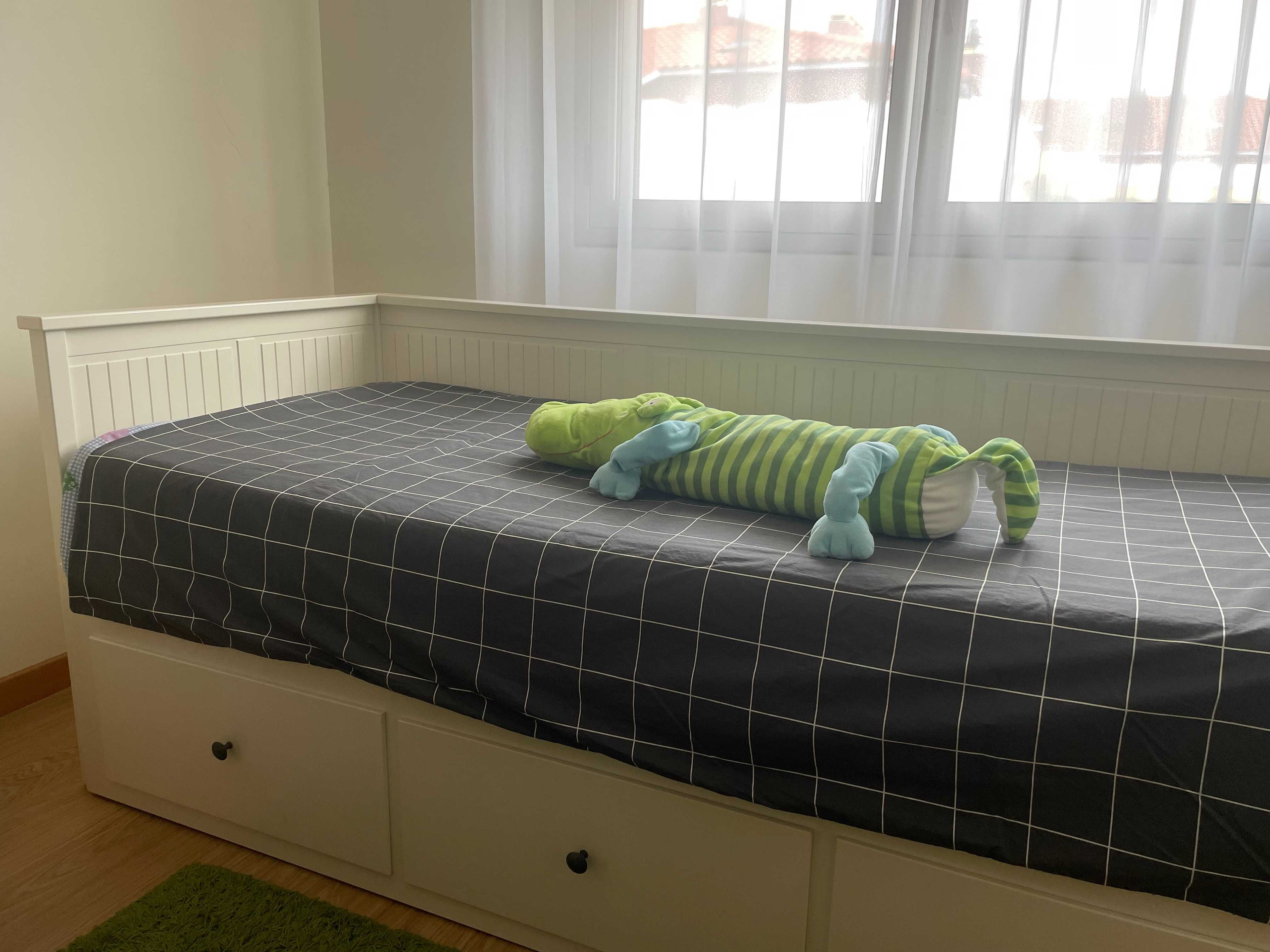 Cama individual dupla com dois colchões