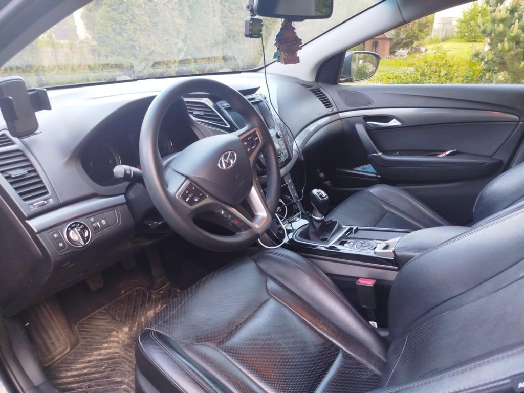 Hyundai I40       .