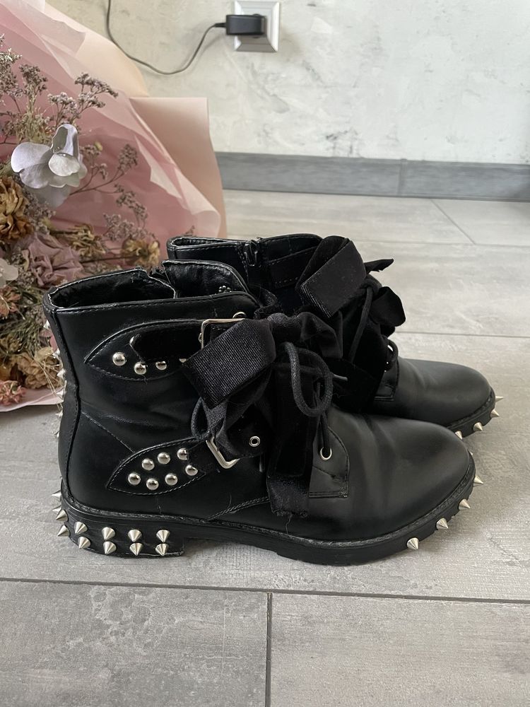 Czarne botki z ćwiekami z Royalfashion