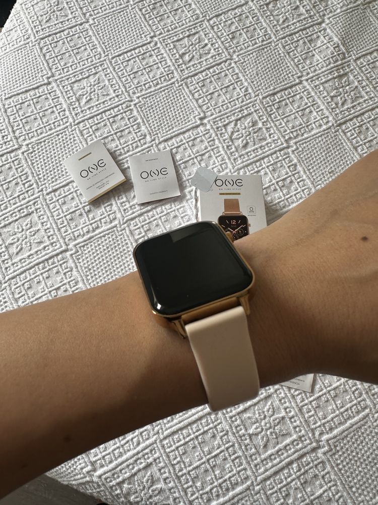 Vendo smartwatch ONE dourado