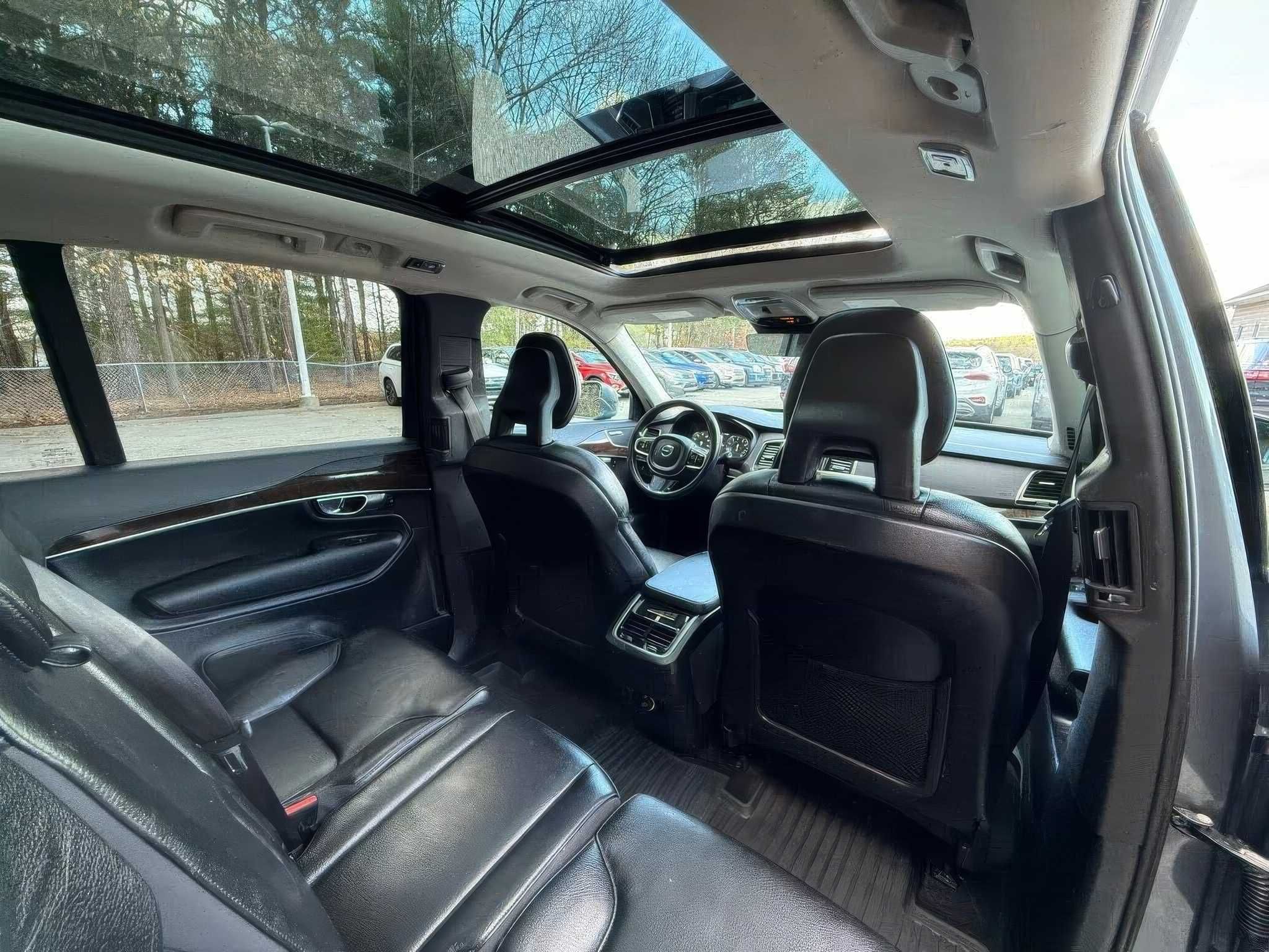 2017 Volvo XC90 T6 Momentum