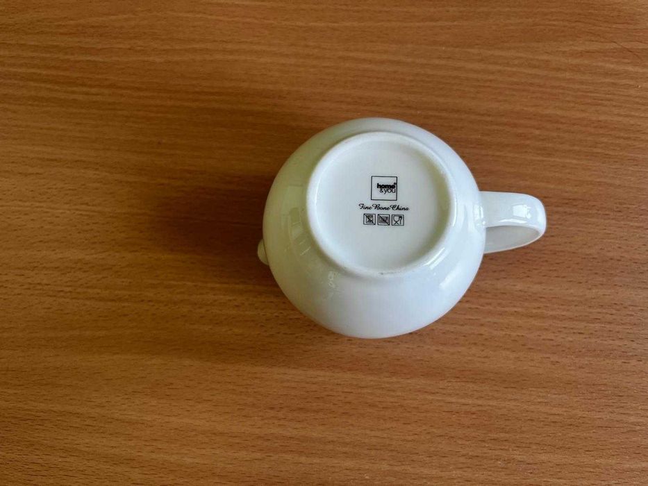 Porcelanowy mlecznik w kolorze ecru
