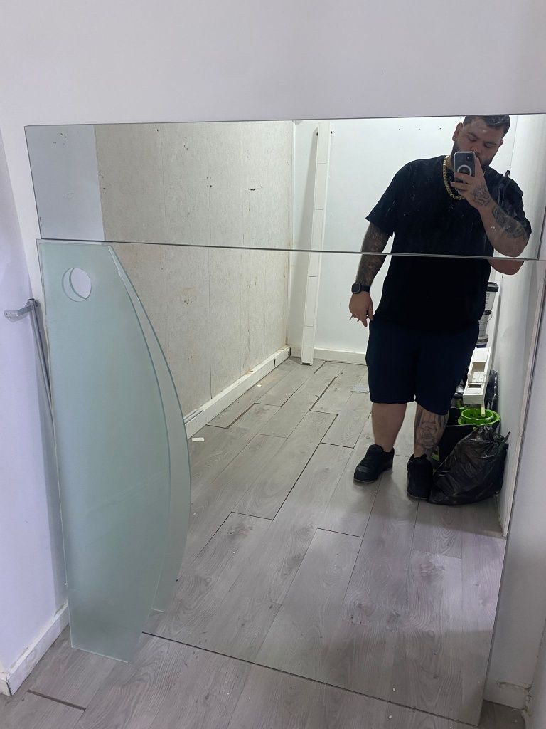 Espelho e bancada de salão, barbearia ou cabeleireiro