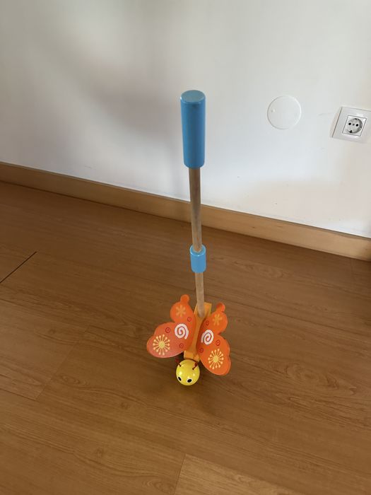 Borboleta com rodas de madeira elegante