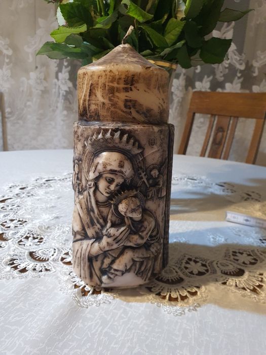 Stara duża swieca ręcznie wykonana