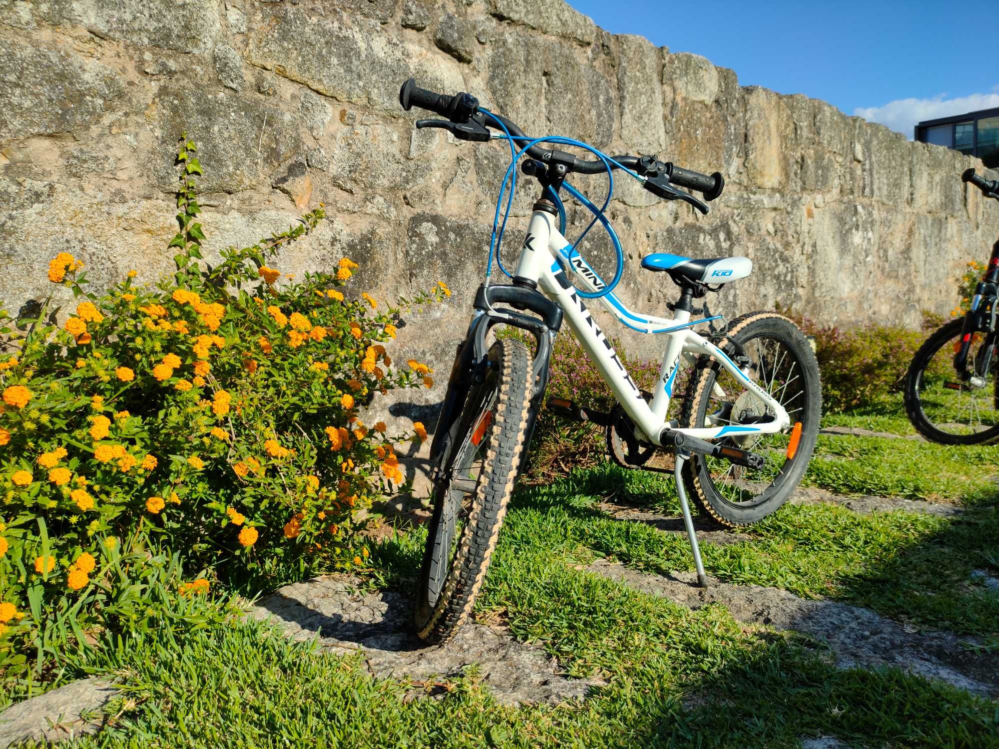 Bicicleta infantil da marca KROSS com oferta de capacete e cadeado!