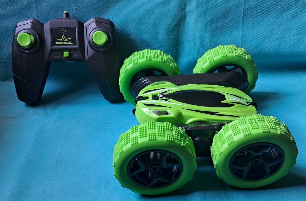 Samochód zdalnie sterowany stunt car zielony 2.4 ghz R/C D524