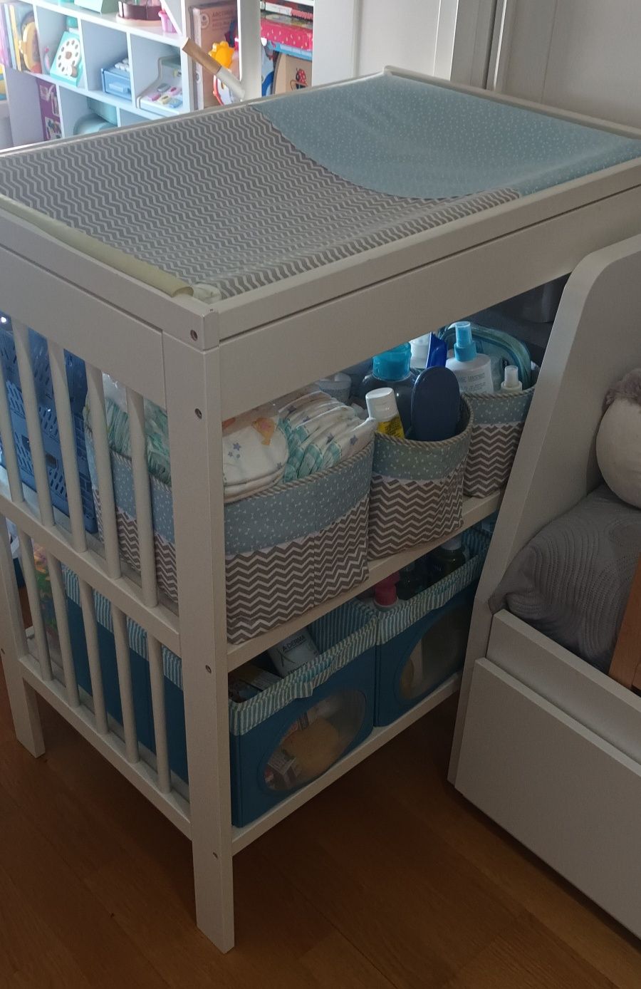 Cama de bebé e trocador de fraldas
