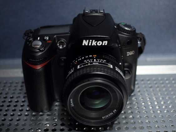 Фотоаппарат Nikon D90 + Nikon DX AF-S NIKKOR 35 mm 1:1.8G