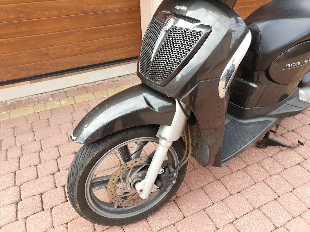 Skuter Aprilia z owiewką