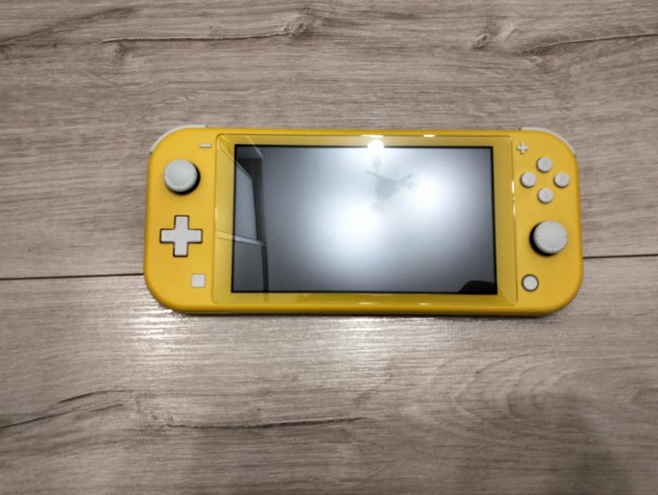 Nintendo Swith Lite
W zestawie:
- etui 
-3 gry: Minecraft, Super Mari