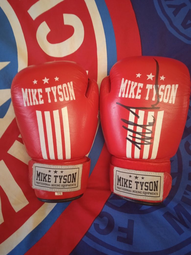 Боксерские перчатки с автографом Майка Тайсона.