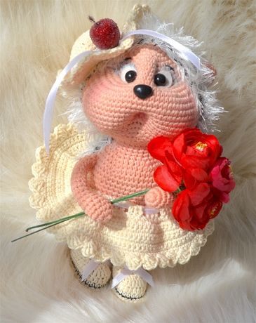 Декоративная игрушка Ёжик, в одежде, с букетом цветов
