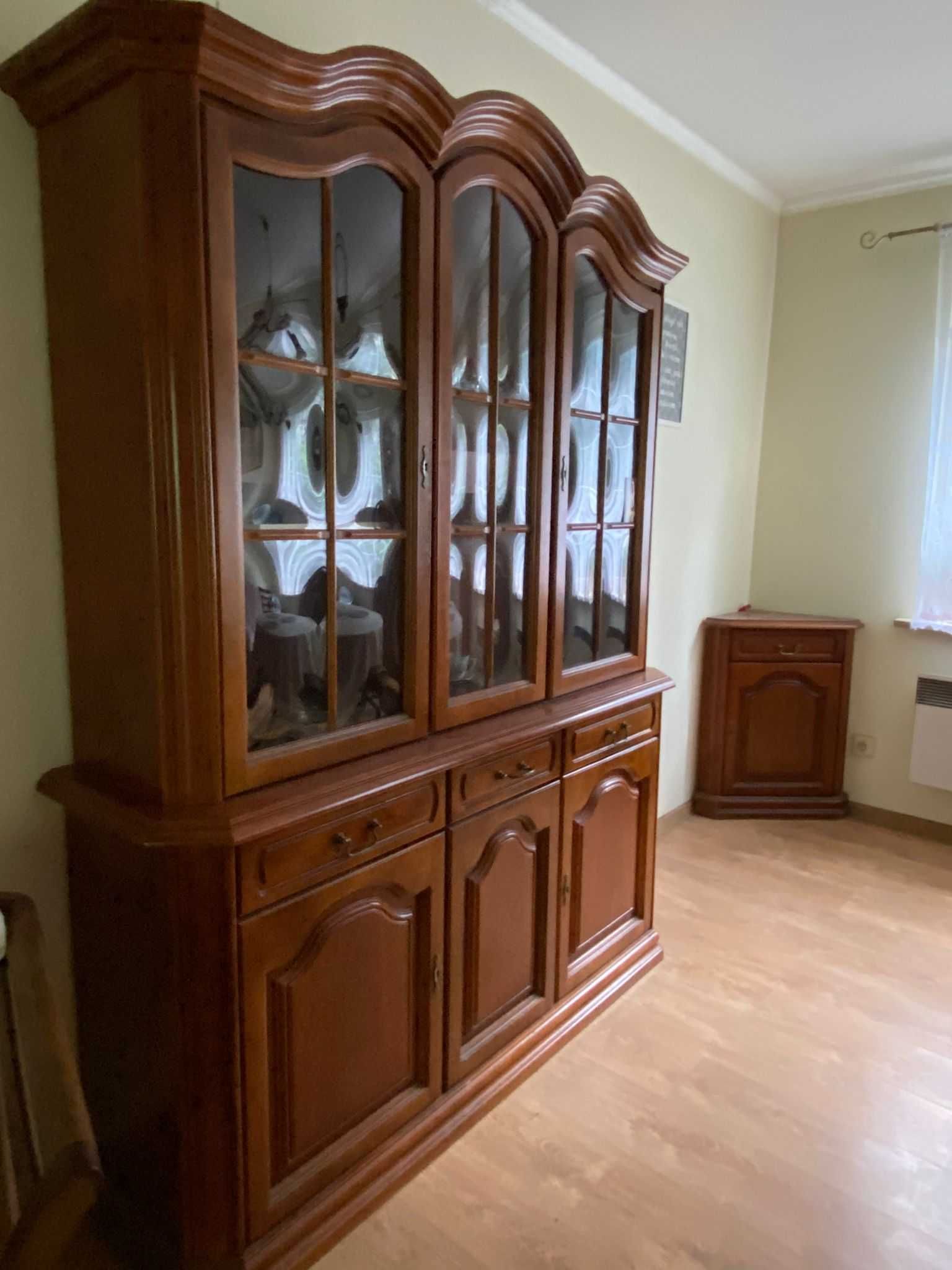Wyjątkowy kredens z renomowanej fabryki Swarzędz – klasyka i trwałość
