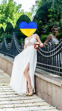 Весільна сукня з розрізом на нозі