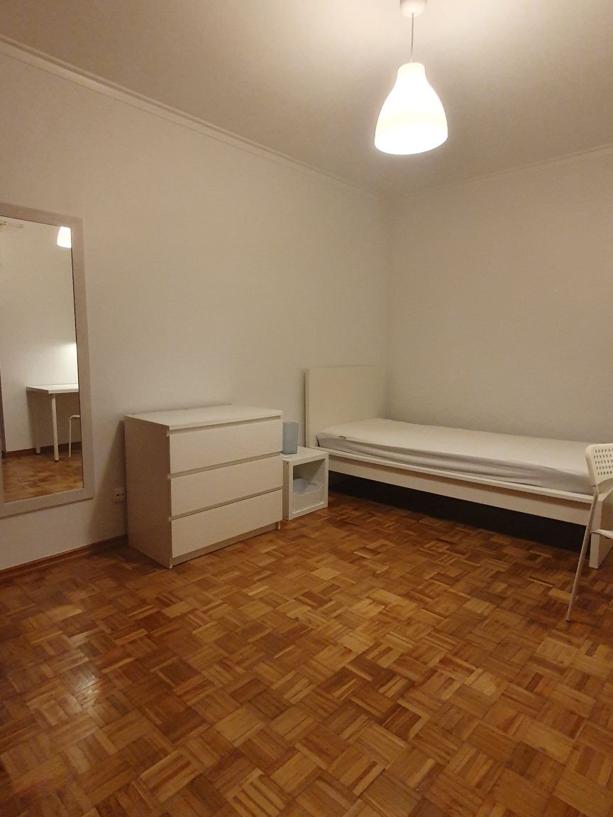 Aluga-se quarto muito espaçoso e com varanda fechada - São Mar