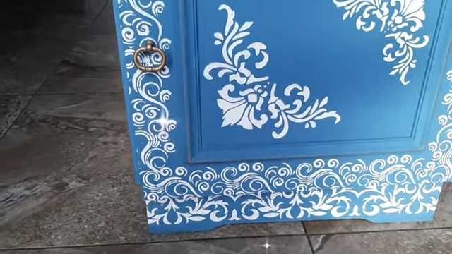 Ręcznie malowana farbami kredowymi szafka nocna, grafitowo-niebieska