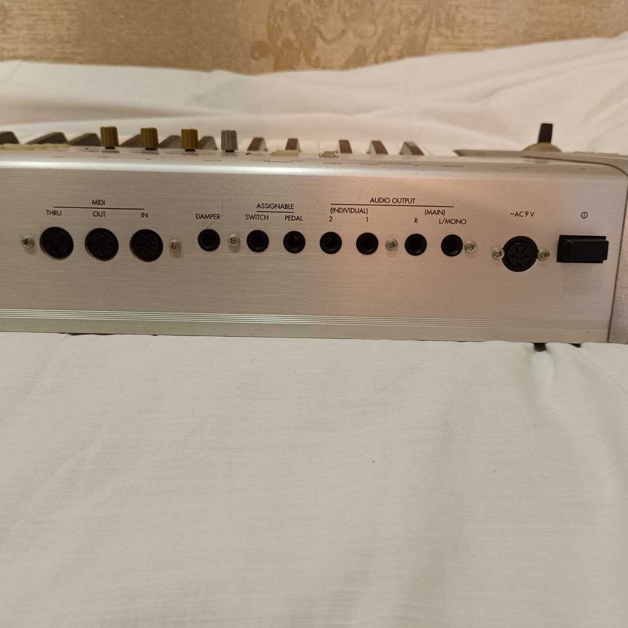 Музична робоча станція KORG TRITON Le 76