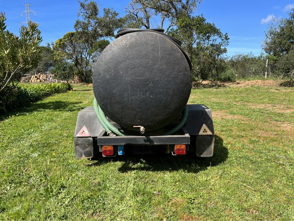 Reboque com tanque 1000 litros e motor