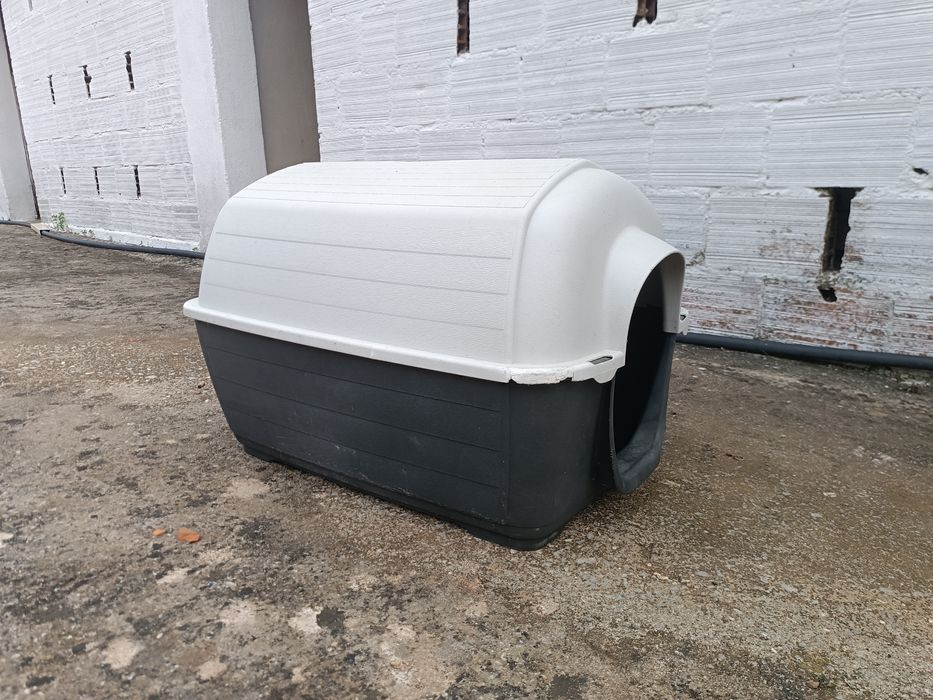 Casota para cães de porte médio ou pequeno. Resistente e confortável.