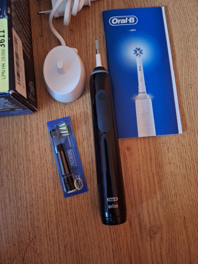 Szczoteczka elektryczna Oral-B Pro Series 3 Black powystawowa