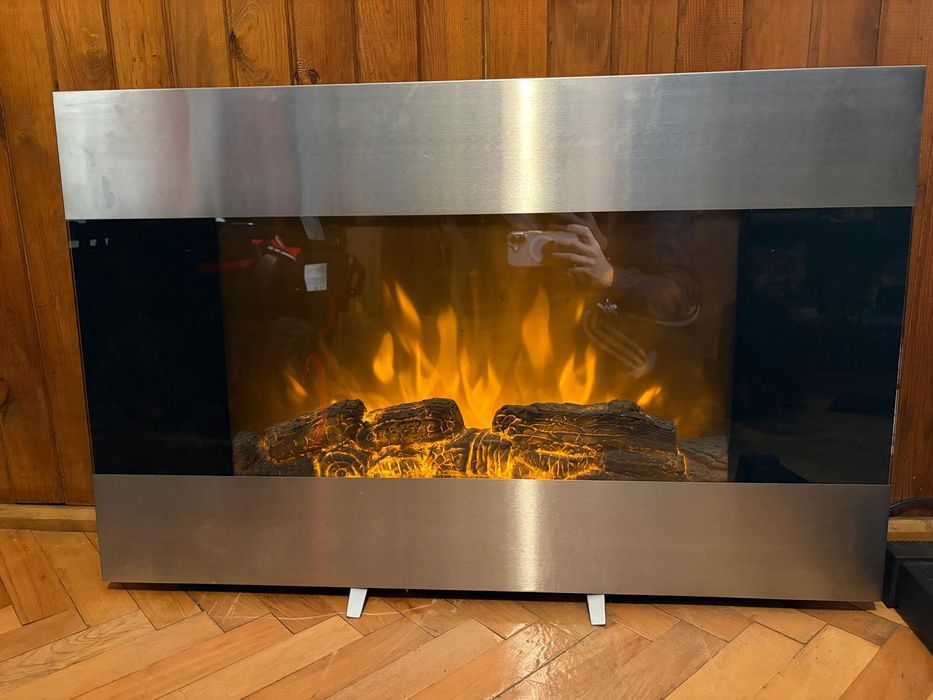 Elektryczny kominek LED z funkcją grzania