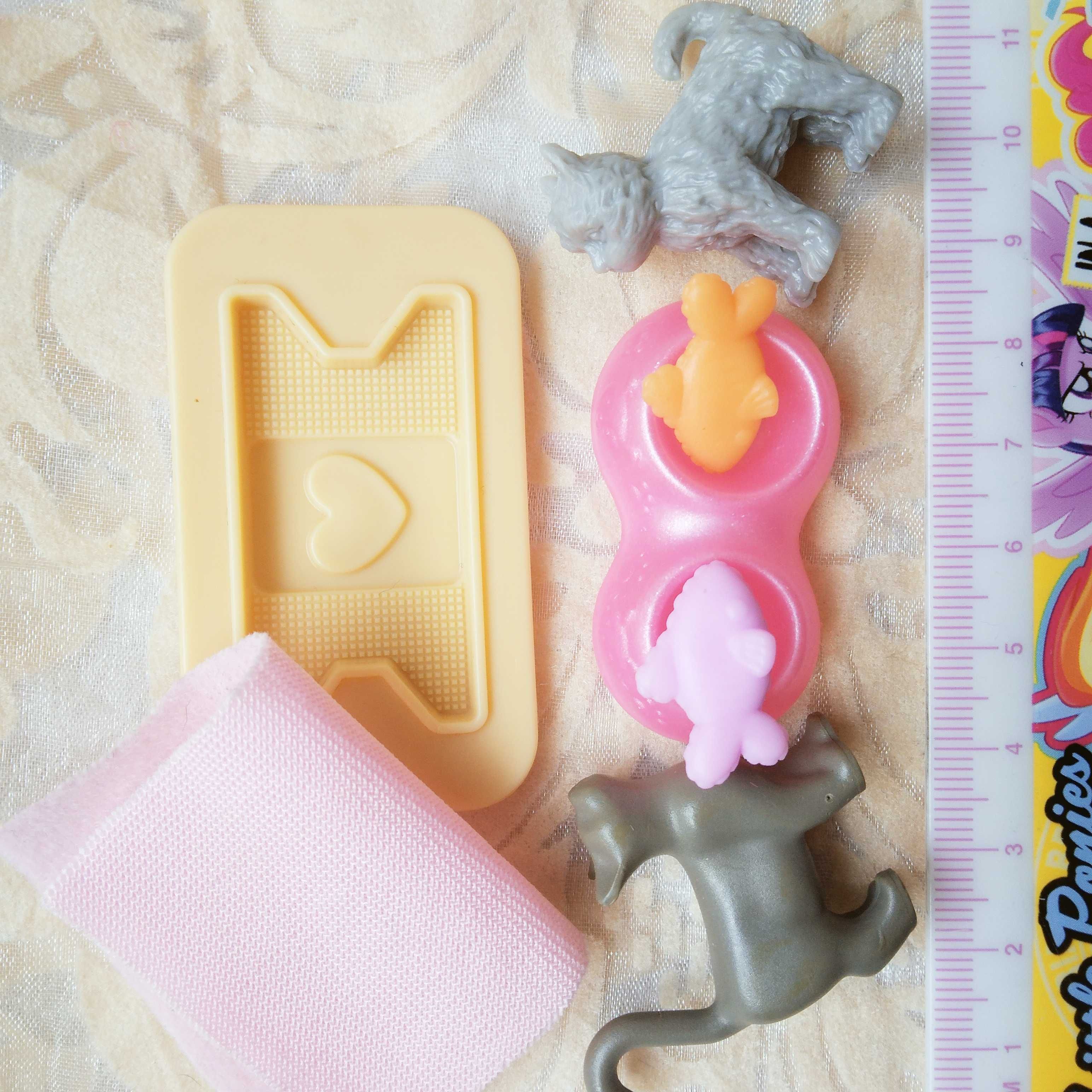Dla lalka Barbie dwa koty, zwierzęta