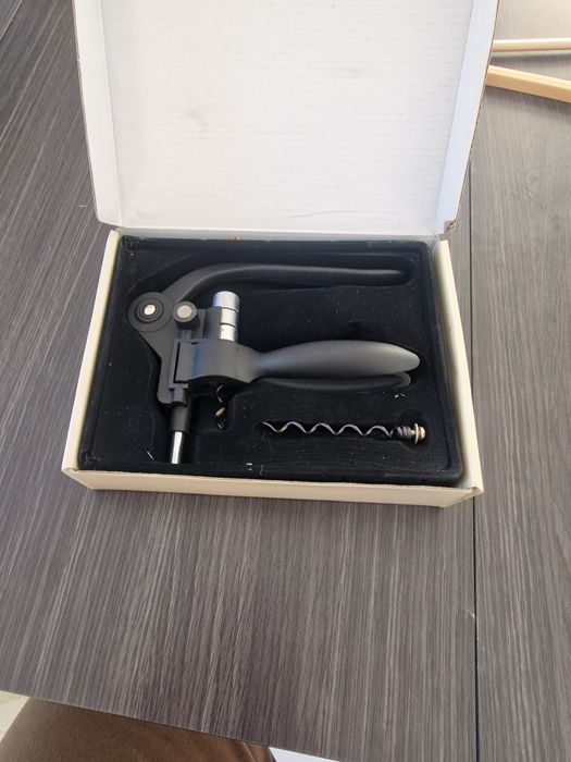 Saca rolhas novo em caixa.