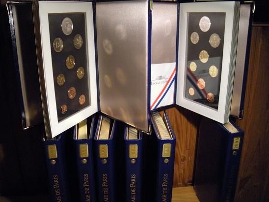 Rarytas Komplety monet francuskich w ładnej oprawie