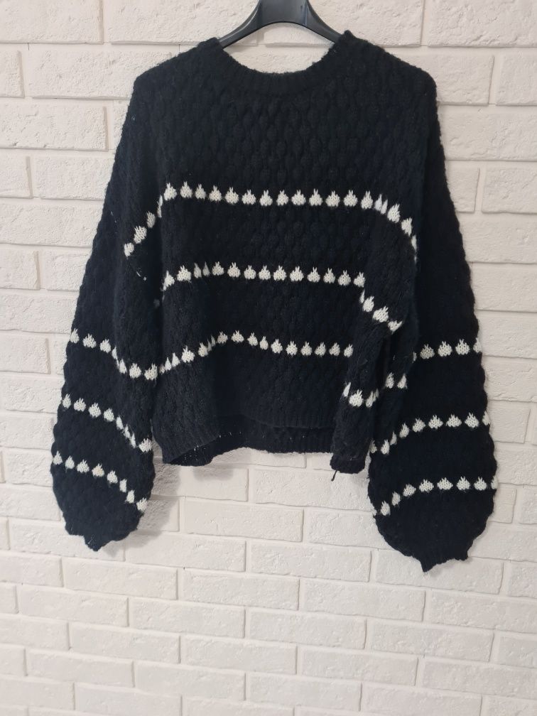 Sweter z bufiastymi rękawami rozmiar L