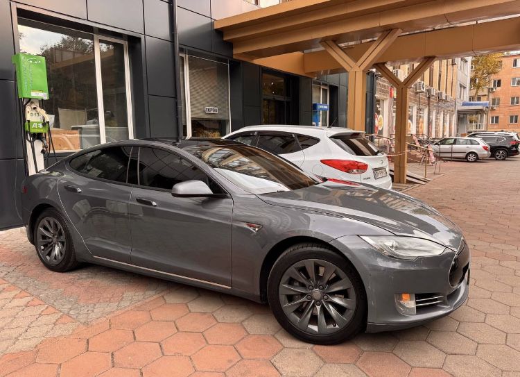 Tesla Model S P85, Пневма, 360 км запас ходу, В чудовому стані