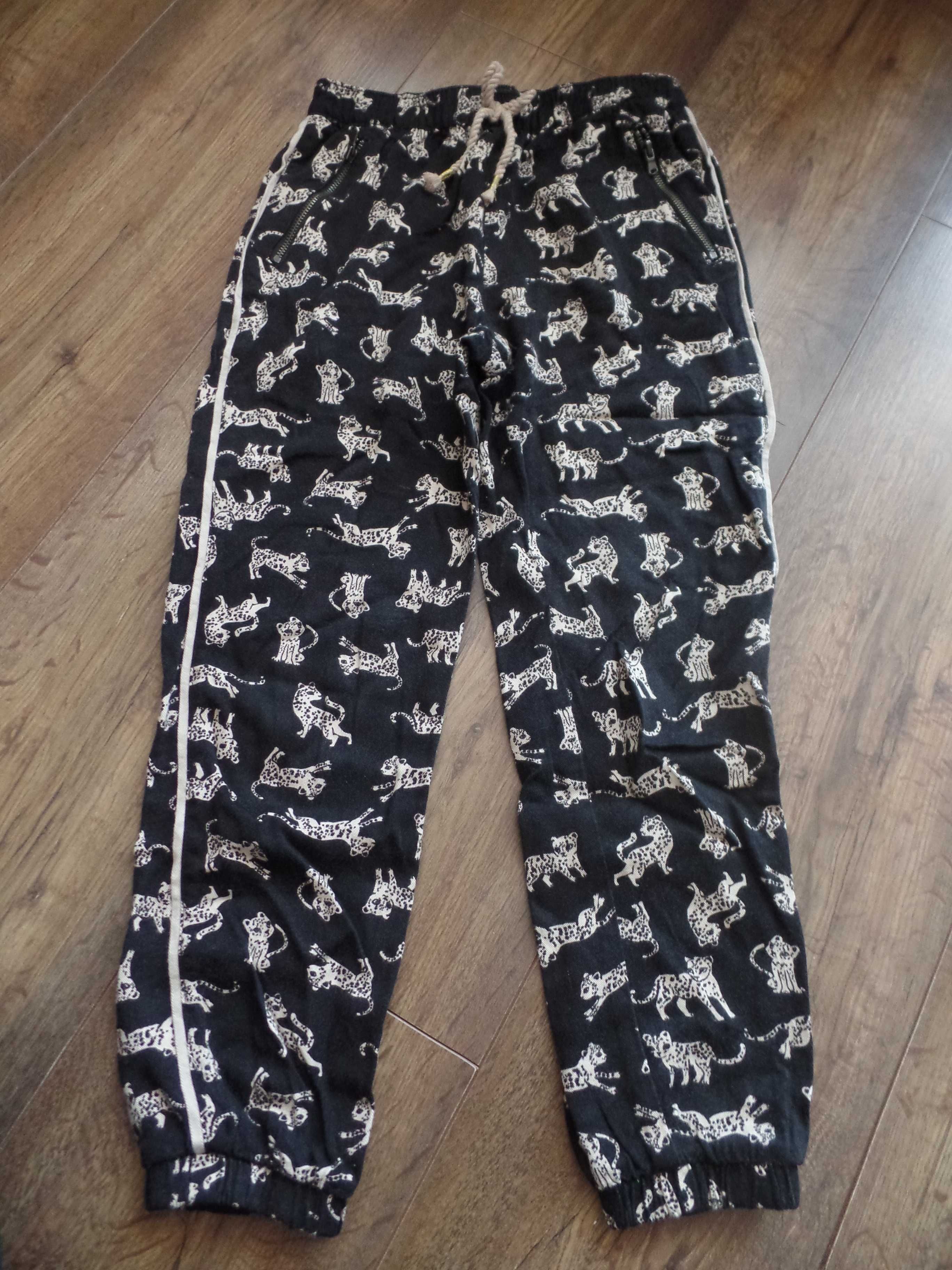 Czarne spodnie dresowe z kieszeniami w dzikie koty pantery R. 134