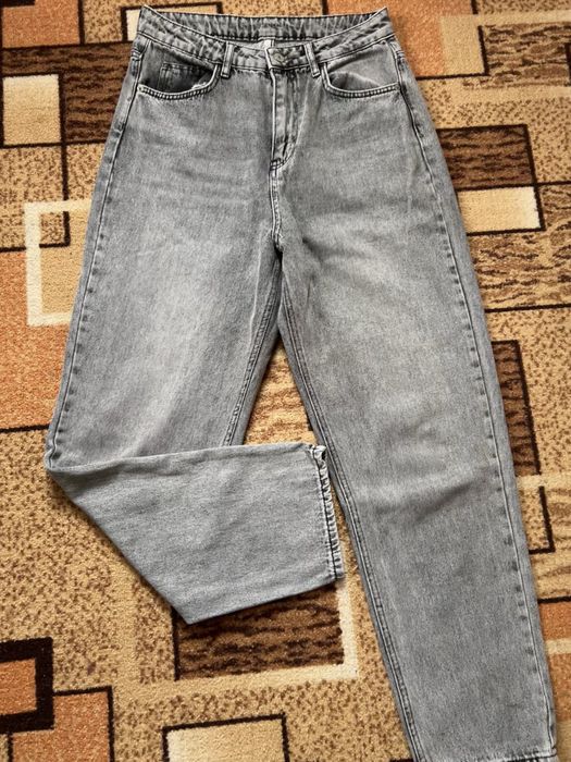 Сірі джинси з завуженим низом