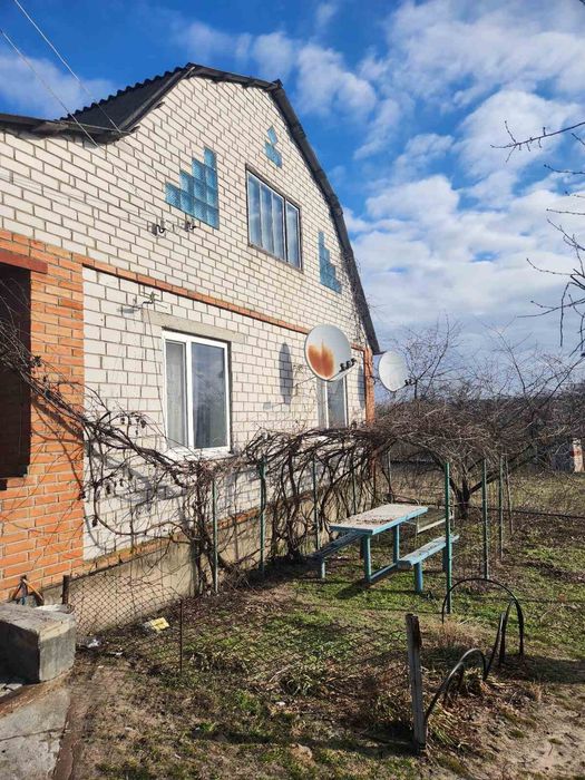Великий теплий будинок бiля рiчки та лiсу в передмiстi