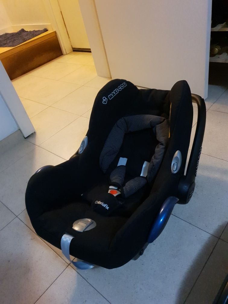 Maxi cosi e a base para o carro