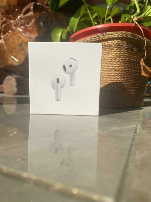 Apple AirPods 4 z Aktywną Redukcją Hałasu-stan idealny