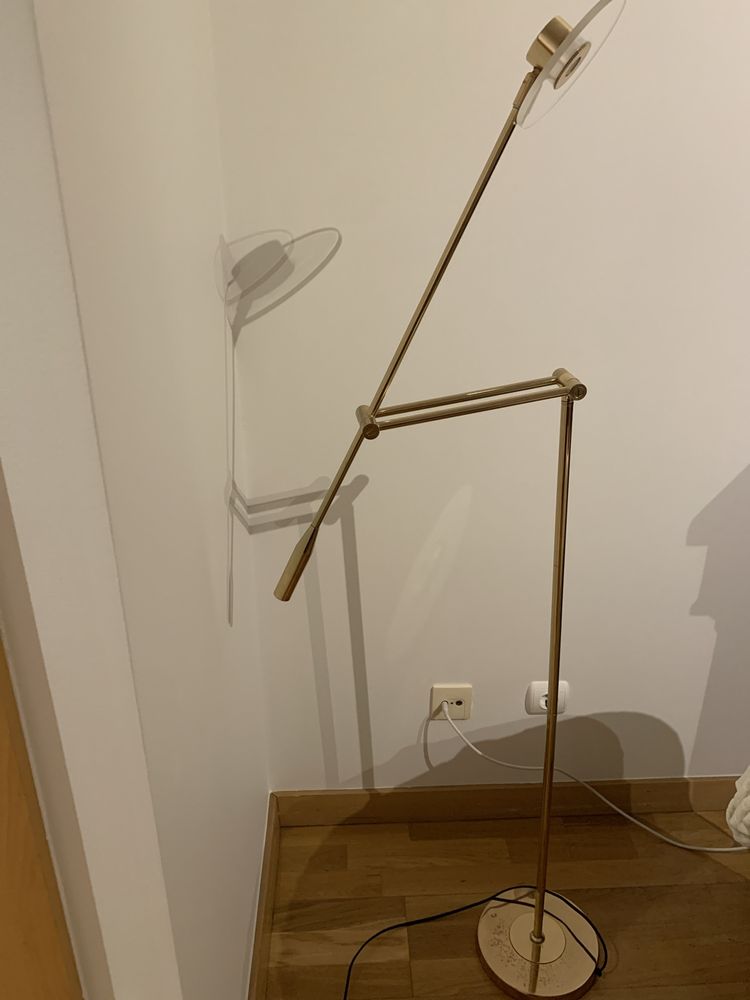 candeeiro de pé alto dourado