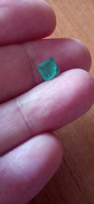 Продам Изумруд новый . Природный. 0.81 крт. Покупался за 11 тыс.
