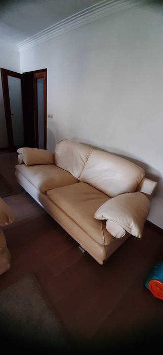2 sofás em pele branco marfim em bom estado