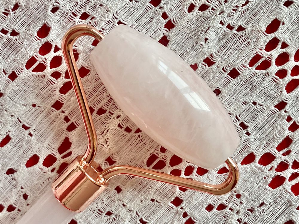 Массажный роллер из розового кварца L’ORÉAL. Роликовый массажор.