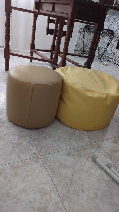 Puff redondo amarelo e beje - 2 unidades